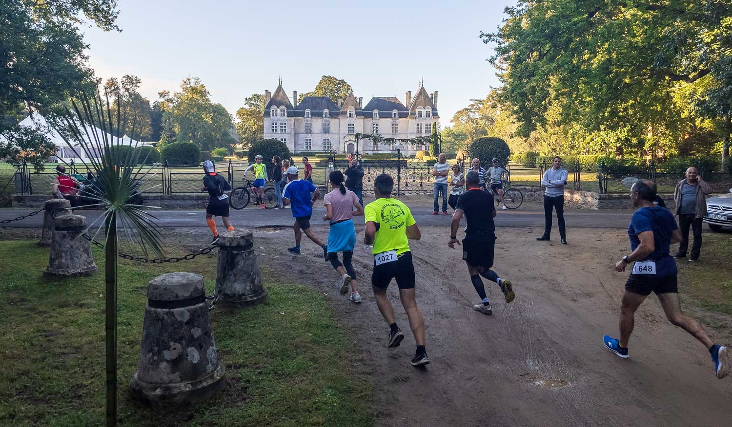 Coureurs devant le château de Ravignan